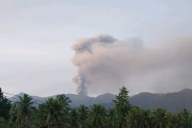 Gunung Dukono semburkan abu vulkanik setinggi 2.000 meter