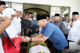 DPRD Babel beri penghormatan terakhir sebelum almarhum Tarmizi dikebumikan