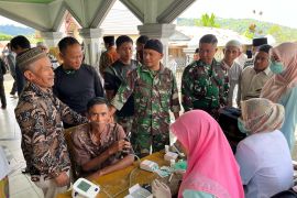 Satgas TMMD lakukan pendampingan pemeriksaan kesehatan warga