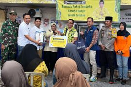 Legislator salurkan bantuan bagi warga terdampak banjir di Gresik