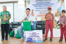 Adaro disburses Rp170 million to support Kartu Balangan Pintar