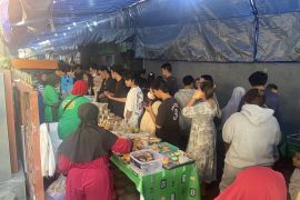 Masyarakat Bali mulai berburu takjil di Kampung Wanasari