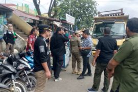 Tim SK4 Tertibkan PKL yang Berjualan di Bahu Jalan Pasar Raya Solok
