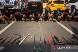 Polisi tangkap tiga remaja yang simpan senjata tajam untuk tawuran