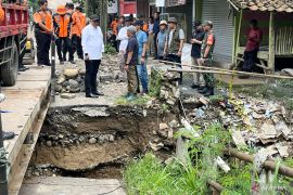 Bupati Rudy Susmanto gunakan dana pribadi atasi akses terputus di Bogor