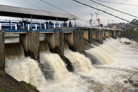 Puncak Bogor diguyur hujan Bendung Katulampa sentuh siaga 1 pada Minggu petang