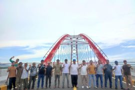 Pemkab Sambas tinjau persiapan pembukaan Jembatan Sungai Sambas Besar