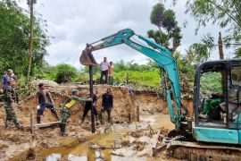 Satgas TMMD Ke 123 Kodim Tarakan dan Warga Pasang Tiang Pancang Jembatan