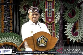 Governor pledges to promote use of Balinese script across province