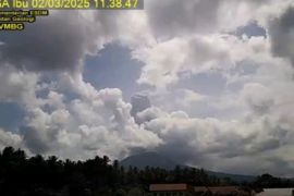 Gunung Ibu di Halbar semburkan abu vulkanik setinggi  1.200 meter