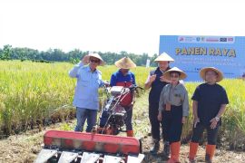 Sampoerna-GSN-STAPA salurkan mesin pemanen padi ke petani Ponorogo