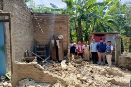 Pemkab Jepara bantu rumah warga yang roboh akibat hujan deras
