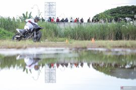 Ngabuburit dengan berlatih ketangkasan balap motor