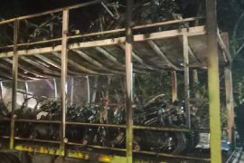 Truk bermuatan 46 motor tebakar di Labusel