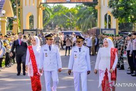 Bupati dan Wakil Bupati Dompu disambut meriah di Pendopo