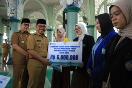 Pemkot Tangerang salurkan bansos perguruan tinggi ke 312 mahasiswa