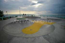 Ngabuburit di Pantai Padang Page 1 Small