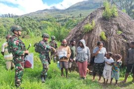 Satgas Yonif 641/Bru tingkatkan kegiatan sosial bagikan baju warga Polimo