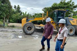 PT AMNK Penuhi Permintaan Warga Untuk Perbaiki Jalan Desa