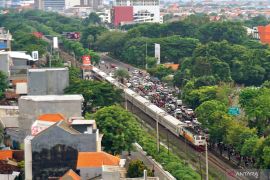 Daop 8 Surabaya larang masyarakat ngabuburit di jalur kereta api