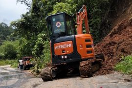 BPBD OKU Selatan bersihkan  material longsor di jalan Desa Saung Naga