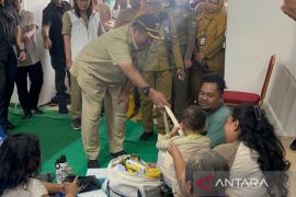 Rano Karno tinjau lokasi pengungsian banjir di Jakarta Timur