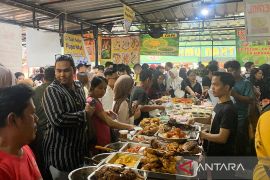 Bazar Takjil Benhil pilihan warga berburu takjil dan ngabuburit