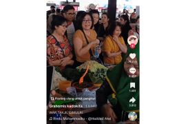 Potret jenaka non-Muslim gabung "war takjil": Untukmu agamamu, takjilmu juga takjilku