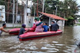 Mayoritas korban banjir di Tangerang pilih bertahan di rumah