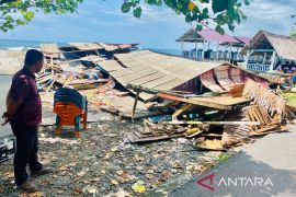 Warga dan aparatur desa robohkan kafe diduga tempat mesum di Pantai Ujung Karang Meulaboh