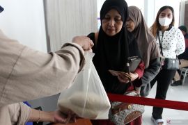 Pelaksanaan operasi pasar pangan murah di Malang