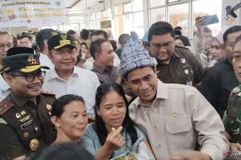 Mentan tinjau pasar murah di Kantor Pos Palembang