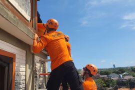 Basarnas Bali evakuasi jasad seorang pria diduga WNA dalam bak air