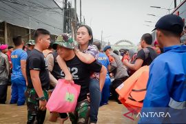 TNI bangun dapur umum dan evakuasi korban banjir di Bekasi