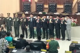 Pasangan Hendriyanto - Samsul sampaikan pidato perdana di DPRD Labura