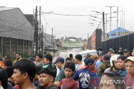 Seorang pria hilang terbawa arus banjir Kali Bekasi