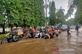 Ruas jalan di Kembangan banjir akibat Kali Pesanggrahan meluap