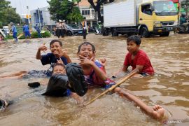 BPBD Jakarta salurkan bantuan bagi korban banjir di 25 titik pengungsian