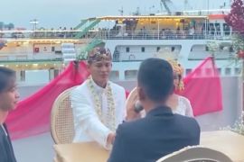 Nikah dengan mahar kapal ferry, mempelai wanita bikin netizen iri!