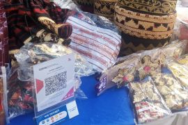 QRIS BRI permudah transaksi UMKM dan pedagang di Desa Hanura