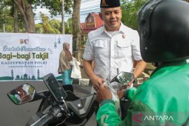Bidpropam Polda NTB gelar bagi takjil gratis selama Ramadhan 2025
