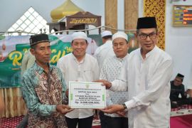 Pemkab Balangan serahkan dana hibah untuk tempat ibadah di Batumandi