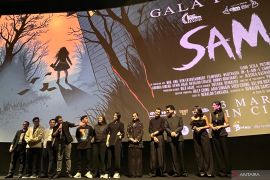 Kisah komikus horor menghadapi kejadian horor dalam film "Samar"