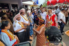 Gubernur-Wagub Papua Barat disambut prosesi adat nusantara
