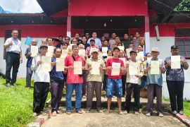 PTPN IV Regional V serahkan sertifikat petani plasma program PTSL KUD Taminses