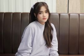 Fuji ngambek saat hapus make up MUA, reaksi netizen bikin heboh!