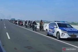 Ratusan sepeda motor masuk tol Bekasi menuju Jakarta