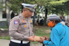 Ditlantas Polda Sulbar bagikan takjil kepada pengendara dan warga kurang mampu