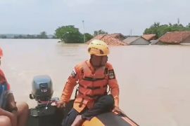 Seorang dilaporkan meninggal terseret arus banjir di Karawang