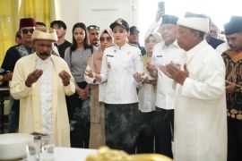 Kesultanan Ternate bersama simpatisan sambut Gubernur Maluku Utara dengan prosesi adat